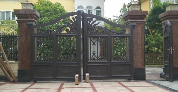 八字開(kāi)走地開(kāi)門機(jī)